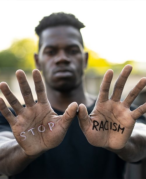 "Trauma racial" escrito en las manos.